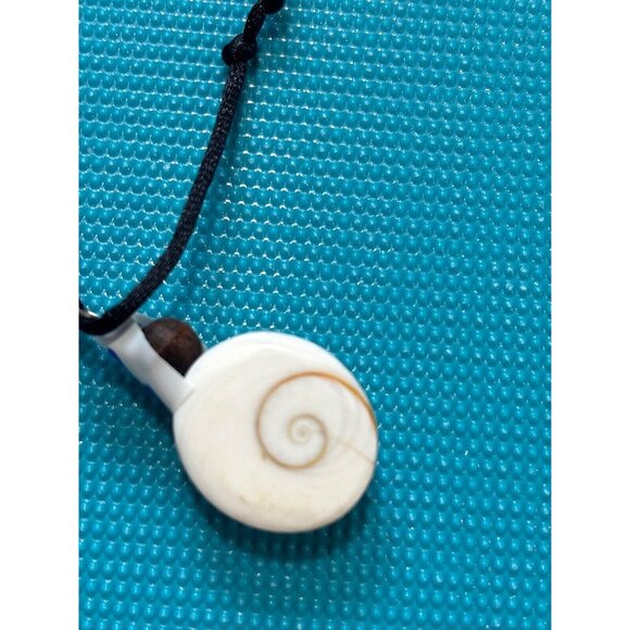 Shiva Eye Shell Necklace with sterling silver wire on leather cord. 8.7 g. - Picture 1 of 2
